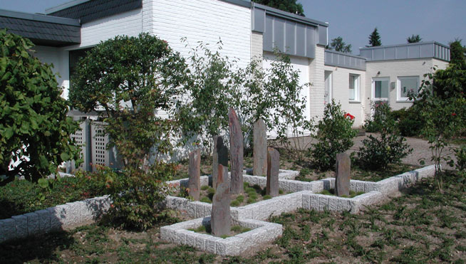 Vorgarten mit Granit und Schieferstelen