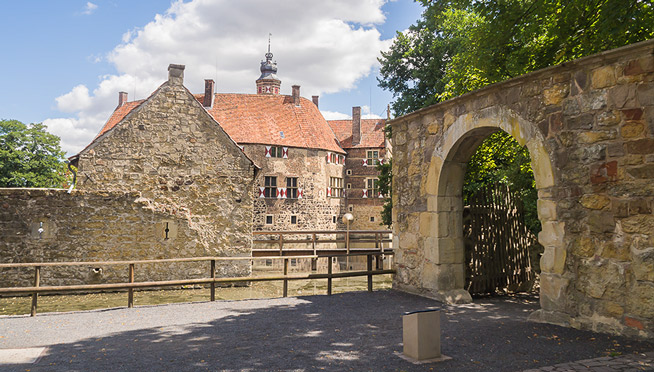 Burg mit Tor in den Hausgarten