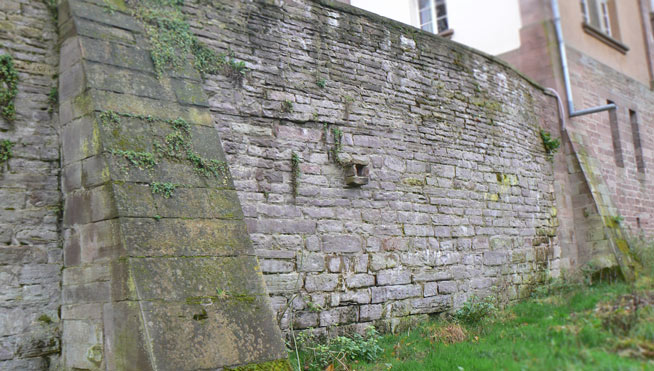 Sanierte Mauer mit Wasserspeiern