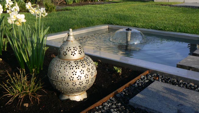 Wasserspiel im Edelstahlbecken