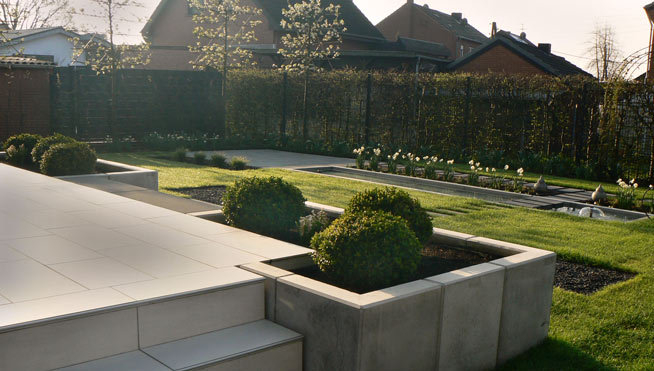 Terrasse mit Treppenabgang