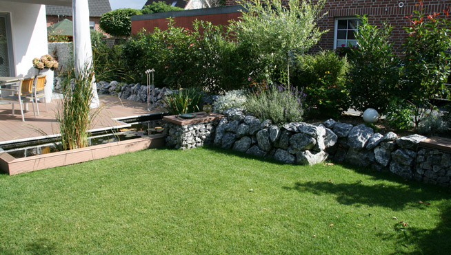 Wasserbecken, Gabionen aus Sitzbank und Trockenmauer aus Kalkstein.