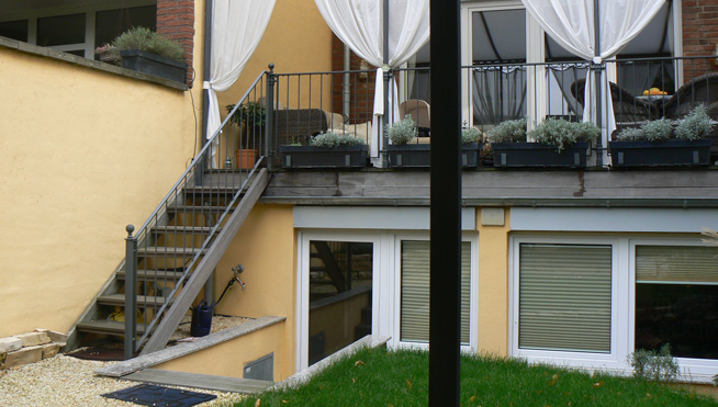 Terrasse mit Eisengeländer und Sonnenschutz