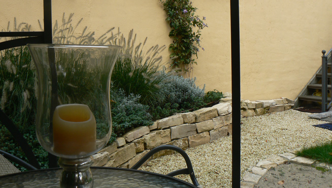 Mediterrane Töne ziehen sich durch den Garten.