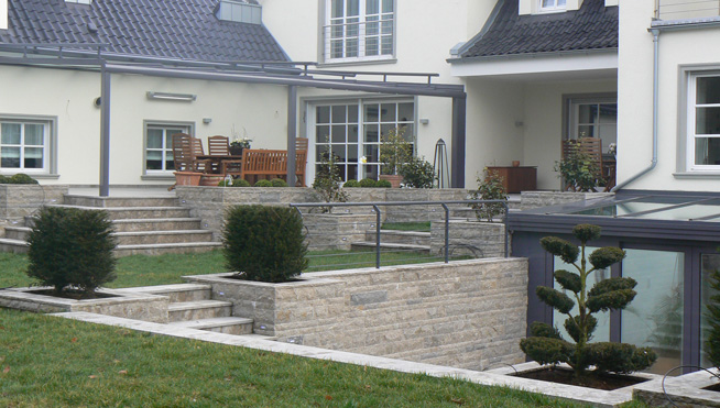 Terrasse mit Treppenanlagen